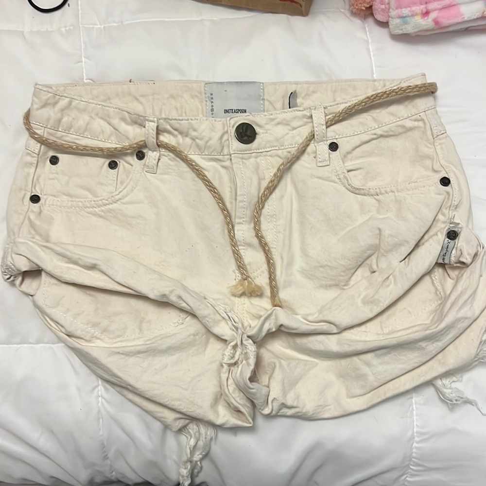 white one teaspoon size 26